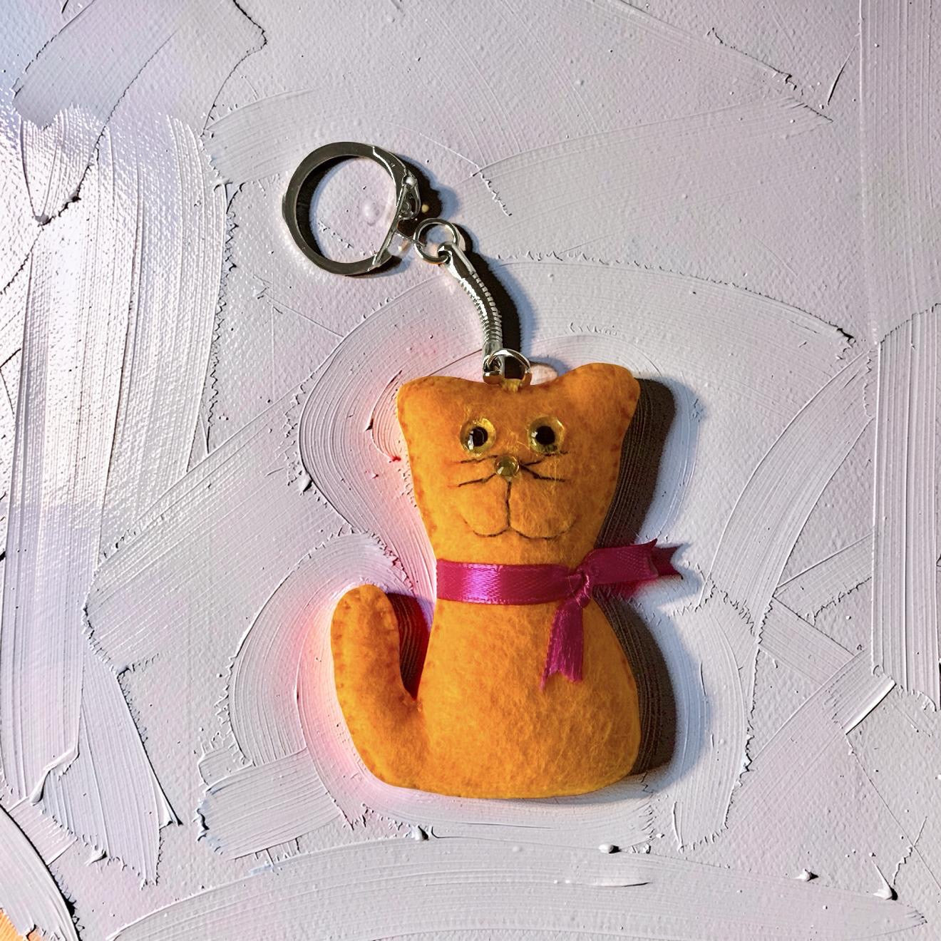 Rainbow Meow – Barevný přívěsek na klíče s kočkou z plsti