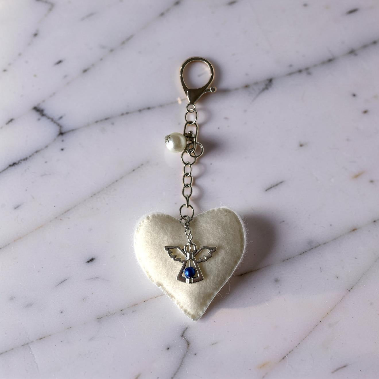 Guardian Heart – Přívěsek na klíče z plsti s andělským přívěskem