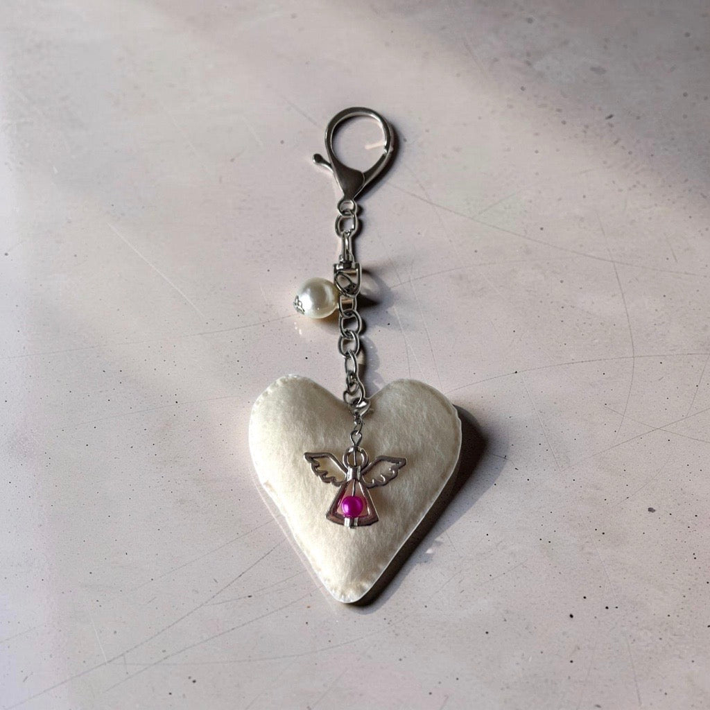 Guardian Heart – Přívěsek na klíče z plsti s andělským přívěskem